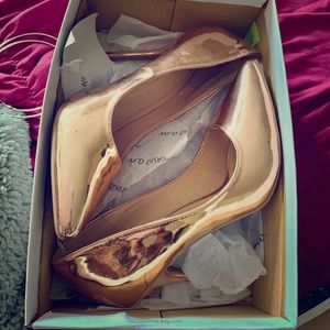 Rose gold glossy pumps